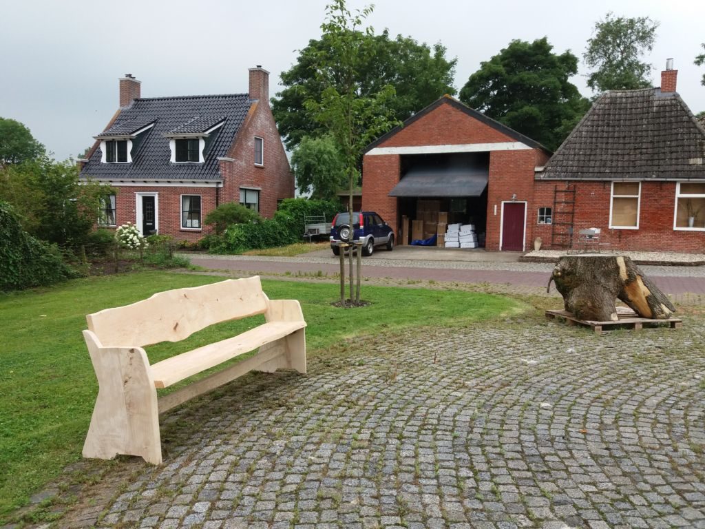 Bank en tafel op dorpsplein