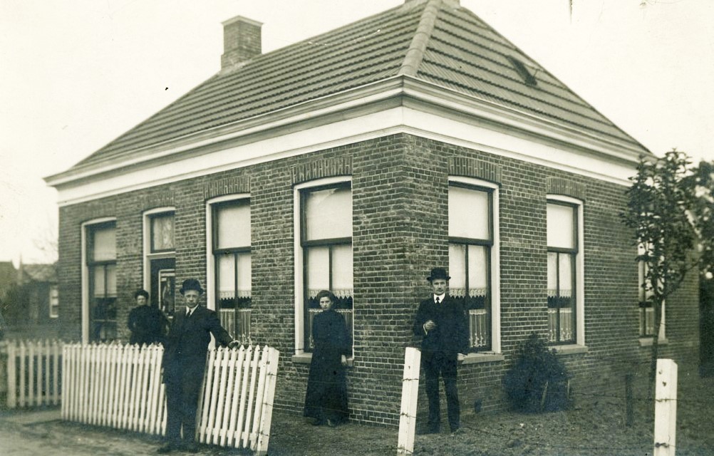 De woning van de fam. Apol omstreeks 1910. Op de foto vlnr. Trientje Apol, Johannes Apol, Bouwina Apol en Jan Apol. 