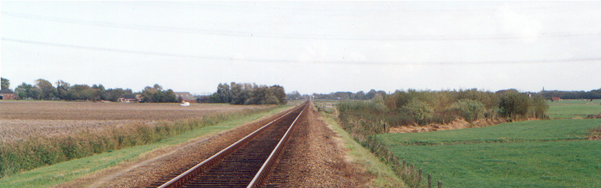 Rechts naast de spoorbaan is de plaats zichtbaar, waar de wachtpost ('Wh 31') stond.