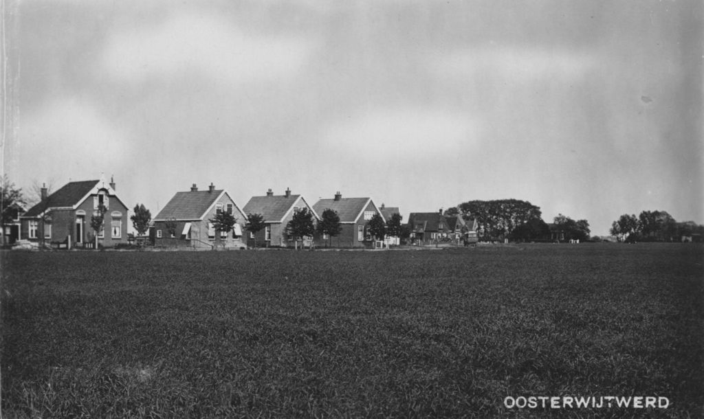 Huizen aan de Damsterweg: vlnr het geboortehuis van mijn vader (zie 1),de beide gemeentewoningen (zie 79 en 78) en andere woningen (zie 77, 76 enz.). 