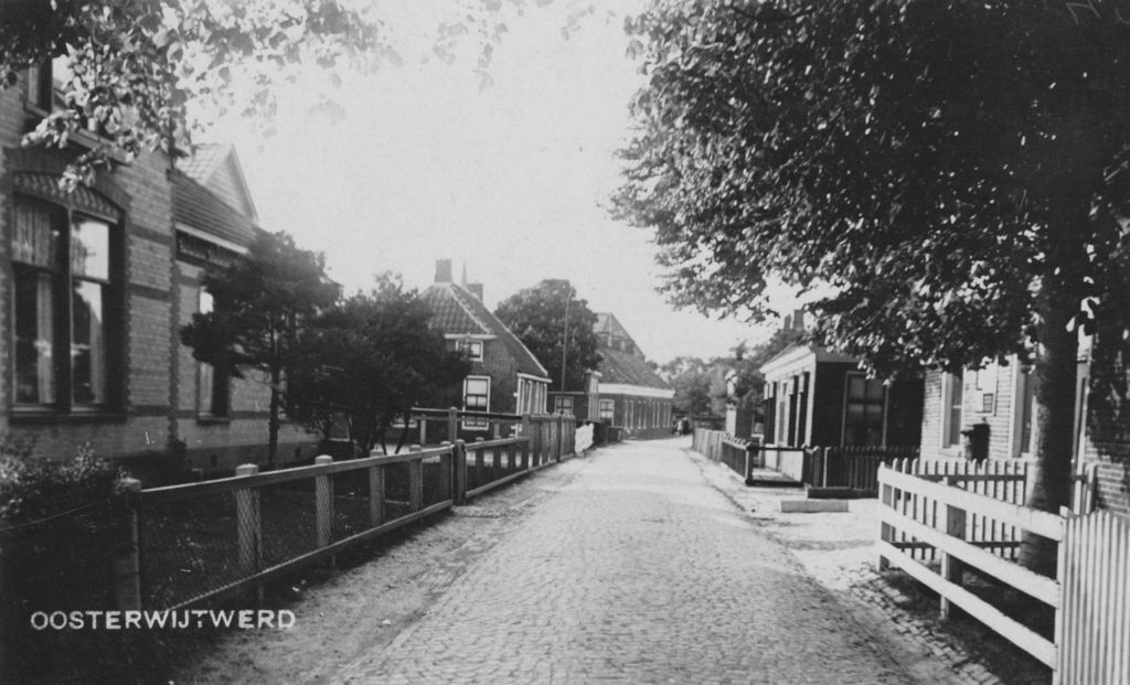  De Dorpstraat in vroegere jaren.