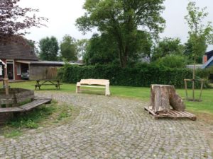 Bank en tafel op dorpsplein