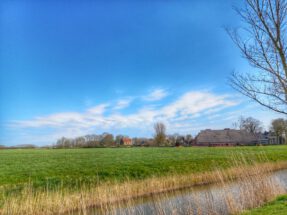 Foto voorjaar Boerderij en kerk van Yolanda 20230414_111327-01