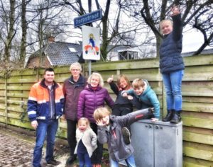 Het nieuwe verkeersbord aan het begin van de Dorpstraat in Oosterwijtwerd