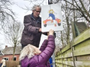 Het nieuwe verkeersbord aan het begin van de Dorpstraat in Oosterwijtwerd