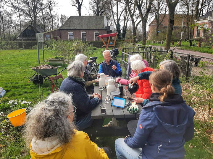 werkzaamheden in de dorpstuin en samen koffie drinken