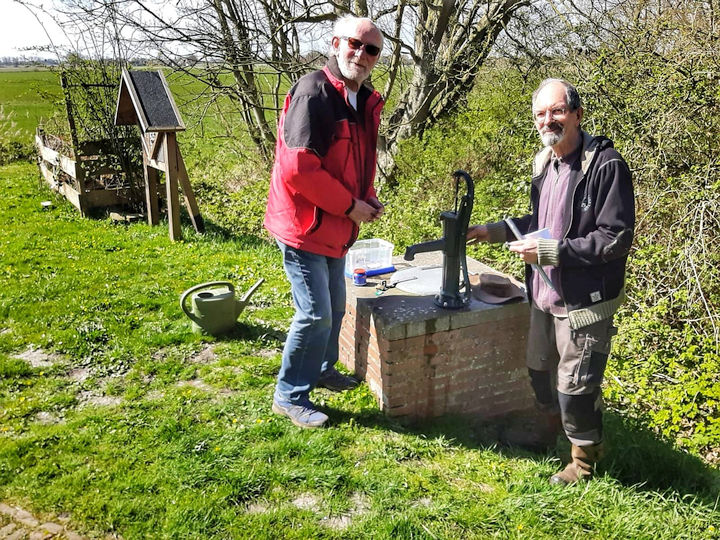 werkzaamheden aan de waterpomp bij de kerk